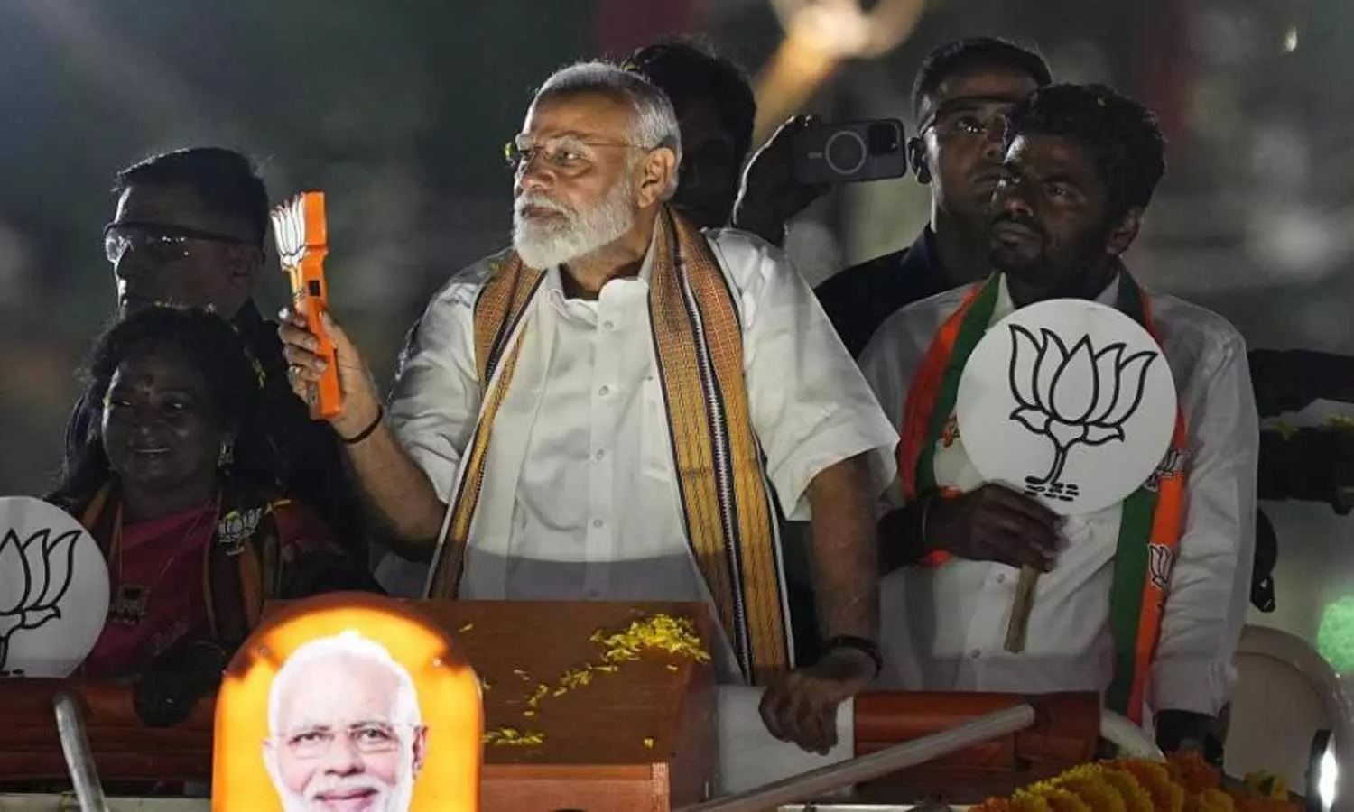 மோடி ரோடு ஷோ: பாஜக தொண்டர்களின் ஆப் கி பார்...சாக்கோ பார் முழக்கம் - கலாய்க்கும் நெட்டிசன்கள் மோடி ரோடு ஷோ: பாஜக தொண்டர்களின் ஆப் கி பார்...சாக்கோ பார் முழக்கம் - கலாய்க்கும் நெட்டிசன்கள்