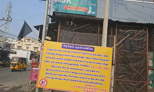 டாஸ்மாக் கடையை அகற்ற வலியுறுத்தி தேர்தல் புறக்கணிப்பு போர்டு வைத்த மக்களால் பரபரப்பு