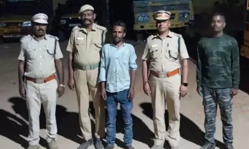 தேன்கனிக்கோட்டை அருகே வனப்பகுதியில் தீ வைத்த வாலிபர் கைது