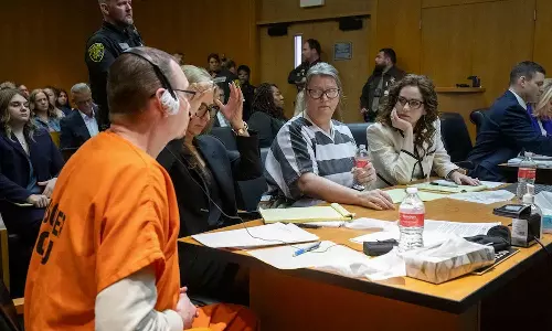 அமெரிக்காவில் துப்பாக்கி சூடு நடத்தி 4 பேரை கொன்ற மாணவனின் பெற்றோருக்கு 10 ஆண்டு சிறை