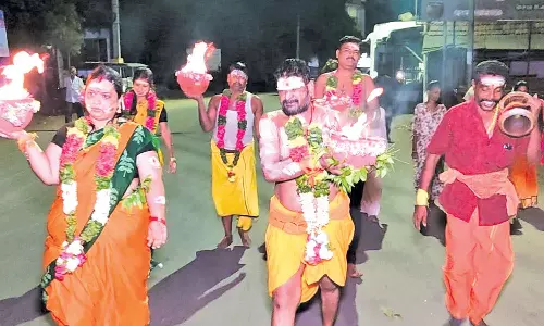 அ.தி.மு.க. வெற்றிபெற வேண்டி சமயபுரம் மாரியம்மனுக்கு அக்னிசட்டி எடுத்து வழிபட்ட நடிகர் கஞ்சா கருப்பு