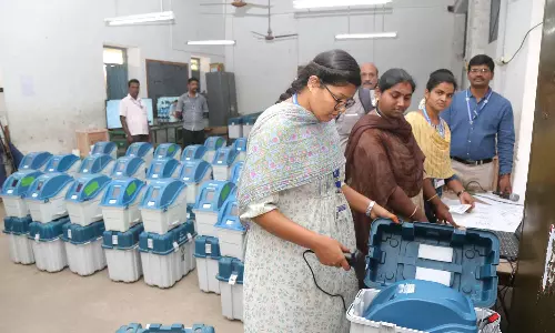 திருப்பூரில் மின்னணு எந்திரங்களில் சின்னங்கள் பொருத்தும் பணி தொடக்கம்