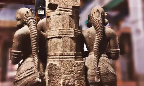 பிரமிக்க வைக்கும் கூந்தல் அலங்கார பெண் சிற்பம்