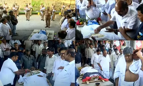 முன்னாள் அமைச்சர் ஆர்.எம். வீரப்பன் உடல் அரசு மரியாதையுடன் தகனம்