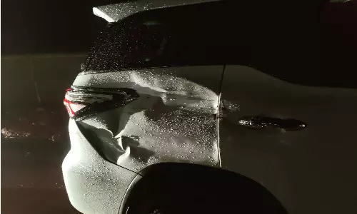 கார் மீது லாரி மோதல்: உயிர் தப்பிய காங்கிரஸ் தலைவர்