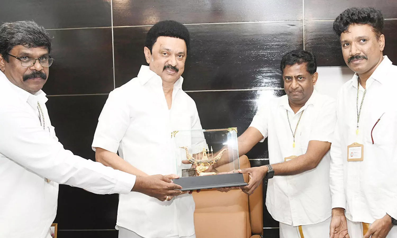 இரண்டாம் உலகப்போரில் உயிர்நீத்த தமிழர்களுக்கு நடுகல்: திறப்பு விழாவிற்கு முதல்வருக்கு அழைப்பு இரண்டாம் உலகப்போரில் உயிர்நீத்த தமிழர்களுக்கு நடுகல்: திறப்பு விழாவிற்கு முதல்வருக்கு அழைப்பு