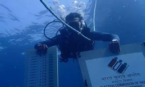 நீருக்கடியில் வாக்காளர் விழிப்புணர்வு பிரசாரம்- சென்னை ஸ்கூபா டைவர்ஸ் அசத்தல்