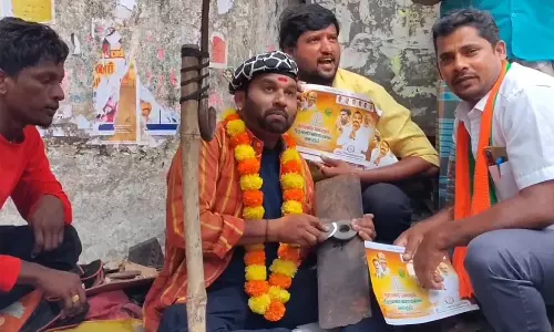 செருப்பு தைத்து, பழ வியாபாரம் செய்து நடிகர் கூல் சுரேஷ் பிரசாரம்