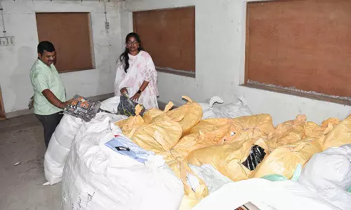 உரிய ஆவணங்கள் இன்றி எடுத்து வரப்பட்ட ரூ.8 லட்சம் மதிப்பிலான புத்தாடைகள் பறிமுதல்