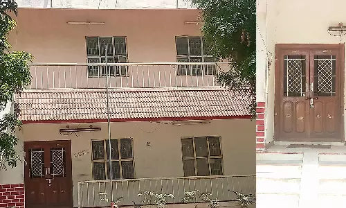 போலீஸ் நிலையத்திற்கு பூட்டு போட்ட போலீசார்