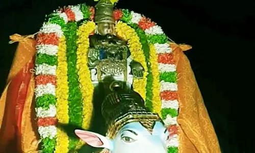 மாணவியாக விளங்கும் அம்பாள்
