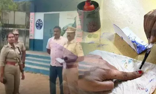 முழுவீச்சில் தயாராகும் வாக்குப்பதிவு மையங்கள்: பதற்றமான சாவடிகளில் கேமராக்கள் பொருத்தப்படுகிறது