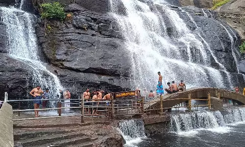 மேற்கு தொடர்ச்சி மலைப்பகுதியில் கனமழை: குற்றால அருவிகளுக்கு தண்ணீர் வரத்து அதிகரிப்பு