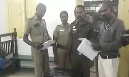 மதுரையில் உரிய ஆவணங்கள் இன்றி எடுத்து செல்லப்பட்ட ரூ.4 கோடி மதிப்புள்ள நகைகள் பறிமுதல்