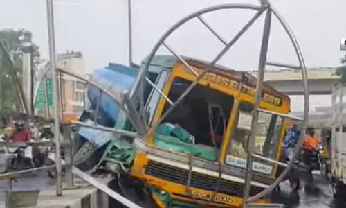 கோயம்பேட்டில் தறிகெட்டு ஓடிய லாரி- சாலையோர தடுப்பில் மோதி விபத்து