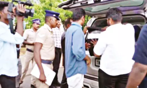 அமைச்சர் உதயநிதி ஸ்டாலின் காரில் தேர்தல் பறக்கும் படையினர் சோதனை