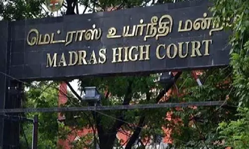 வாகனங்களில் ஸ்டிக்கர் ஒட்ட மருத்துவர்களுக்கு அனுமதி வழங்க உயர்நீதிமன்றம் மறுப்பு