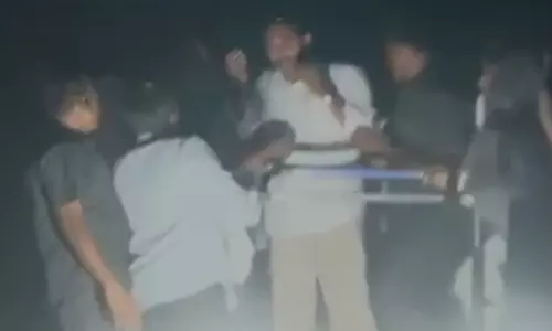 ஆந்திராவில் பரபரப்பு: முதல் மந்திரி மீது கல்வீசி தாக்குதல்