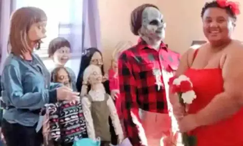 பொம்மைகளை திருமணம் செய்து 10 குழந்தைகள் பெற்றதாக கூறும் இளம்பெண்