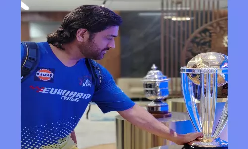 13 ஆண்டுக்கு பிறகு 2011 உலகக் கோப்பையை தொட்டுப் பார்த்த எம்.எஸ்.டோனி