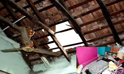 வீட்டின் ஓட்டை பிரித்து இறங்கி ரூ.20 லட்சம், 20 பவுன் நகை கொள்ளை