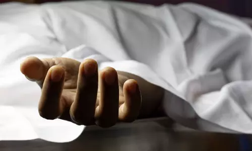 காரில் சிக்கி பலியான வாலிபர் உடலை 15 கி.மீ. இழுத்து சென்ற கொடூரம்