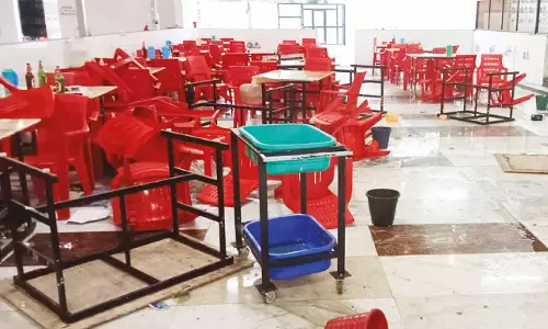 தனியார் மது விற்பனை கூடத்தை அடித்து நொறுக்கிய பொதுமக்கள்- உடுமலை அருகே பரபரப்பு