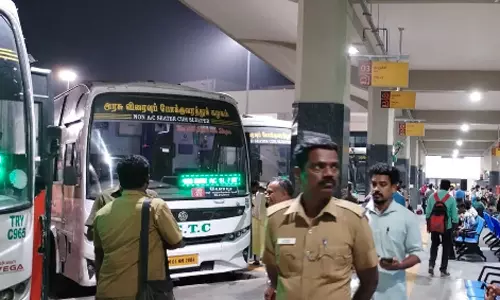 பொதுமக்கள் சொந்த ஊர்களுக்கு சென்று வாக்களிக்க வசதியாக 10,000 சிறப்பு பஸ்கள் இயக்கம்