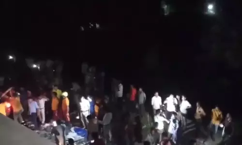 ஒடிசாவில் பாலத்தில் இருந்து பஸ் விழுந்து 5 பேர் பலி