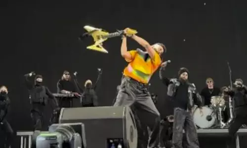 மேடையில் கிடாரை உடைத்த இசைக்கலைஞர்