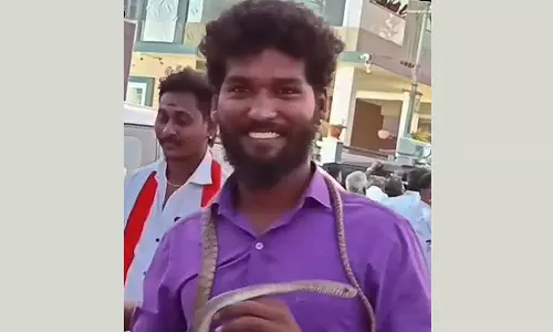 பிரசாரத்துக்கு பாம்புடன் வந்த வாலிபர் கைது