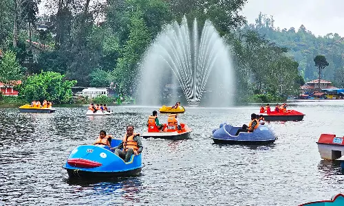 கொடைக்கானல் நட்சத்திர ஏரியில்படகு சவாரி செய்து பொழுதை கழிக்கும் சுற்றுலா பயணிகள்