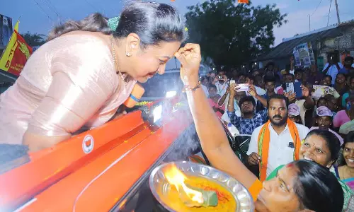 தி.மு.க.வில் இருப்பவர்கள் மாமியார் வீட்டிற்கு செல்வதுபோல் ஜெயிலுக்கு சென்று வருகிறார்கள்- ராதிகா சரத்குமார்