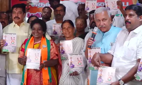 தென் சென்னை உத்தரவாதம்- பாஜக தேர்தல் அறிக்கையை வெளியிட்டார் தமிழிசை சவுந்தரராஜன்