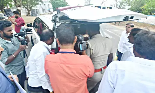 பிரேமலதா விஜயகாந்த் வாகனத்தில் பறக்கும்படை அதிகாரிகள் சோதனை