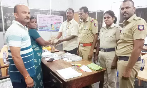 வியாபாரிகள் கொண்டு சென்ற ரூ.3.32 லட்சம் பறிமுதல்