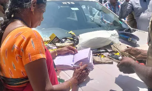 தி.மு.க. ஒன்றிய செயலாளரின் காரில் ரூ.8½ லட்சம் பறிமுதல்