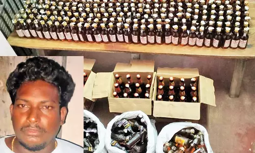 தூத்துக்குடியில்  468 மது பாட்டில்களை பதுக்கிய தி.மு.க. நிர்வாகி கைது