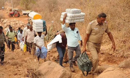 போதமலைக்கு வாக்குப்பதிவு எந்திரங்களை தலைச்சுமையாக நடந்தே கொண்டு சென்ற ஊழியர்கள்