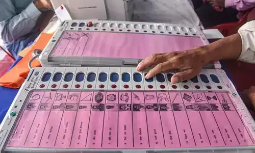 கேரளாவில் மாதிரி வாக்குப்பதிவு- ஒரு முறை அழுத்தினால் பாஜகவுக்கு 2 ஓட்டு விழுவதாக புகார்