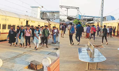 தேர்தலில் வாக்களிக்க சொந்த ஊருக்கு படையெடுத்த இளைஞர்கள்