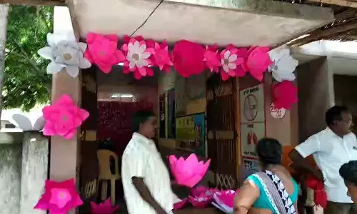 வாக்குச்சாவடியில் அமைக்கப்பட்ட தாமரை பூ வடிவிலான அலங்காரம் திமுகவின் புகாரால் அகற்றப்பட்டது