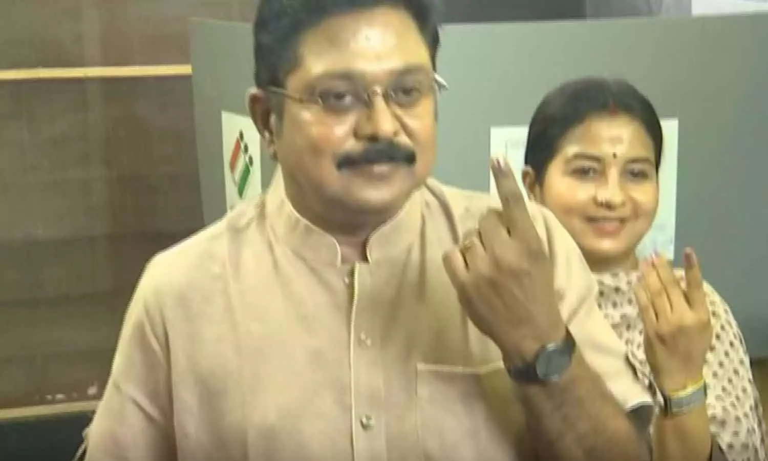 அடையாறில் உள்ள வாக்குச்சாவடியில் மனைவியுடன்... ... மக்களவை தேர்தல்: 102 தொகுதிகளில் 5 மணி நிலவரப்படி 59.7 சதவீத வாக்குகள் பதிவு அடையாறில் உள்ள வாக்குச்சாவடியில் மனைவியுடன்... ... மக்களவை தேர்தல்: 102 தொகுதிகளில் 5 மணி நிலவரப்படி 59.7 சதவீத வாக்குகள் பதிவு