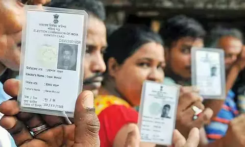 வாக்காளர் அடையாள அட்டை இல்லையா ? வாக்குப்பதிவுக்கு இவற்றை பயன்படுத்தலாம்