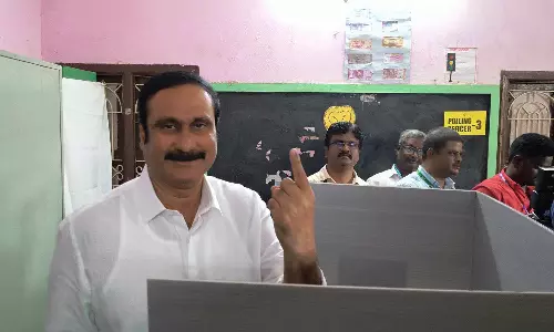 திண்டிவனத்தில் பா.ம.க. தலைவர் டாக்டர் அன்புமணி ராமதாஸ் வாக்களித்தார்