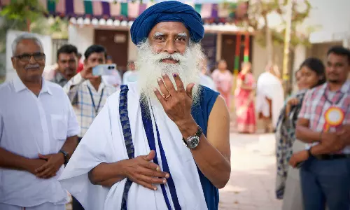 பாராளுமன்ற தேர்தல்: ஈஷா யோக மைய நிறுவனர் சத்குரு வாக்களித்தார்