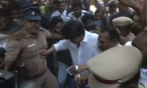 சென்னை நீலாங்கரையில் உள்ள வாக்குச்சாவடியில் வாக்களித்தார் விஜய்