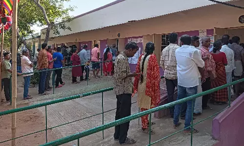 வாக்குச்சாவடி மையத்தில் மயங்கி விழுந்து முதியவர்-மூதாட்டி பலி