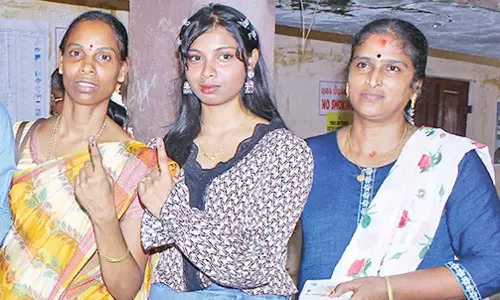 சிங்கப்பூரிலிருந்து வந்து முதல் வாக்கை பதிவு செய்த முதல்முறை வாக்காளர்