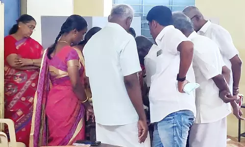 கோபி, பெருந்துறை, சித்தோடு பகுதியில் வாக்குப்பதிவு எந்திரங்கள் பழுது ஏற்பட்டதால் பரபரப்பு